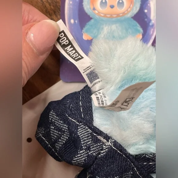 POPMART LABUBU BIE CONFIRMED HOPE WITH BOX BAG CARD AND CLOTHES - Picture 3 of 3